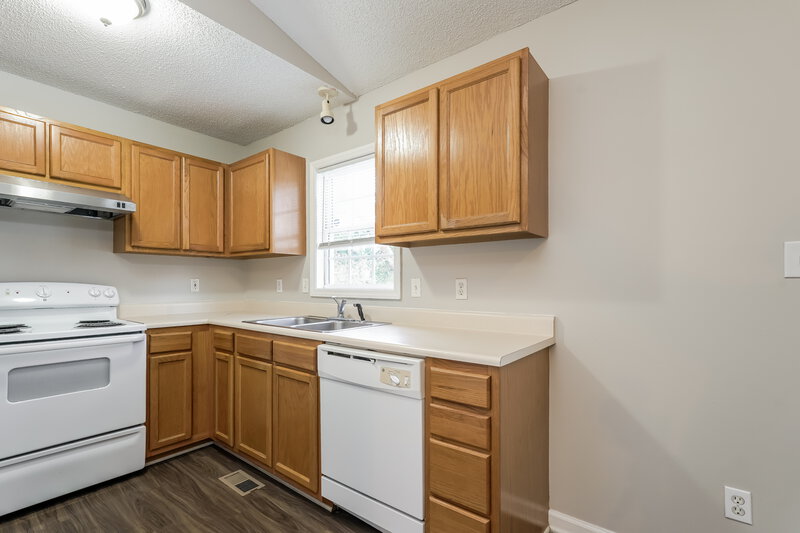 1,520/Mo, 104 James Ave Thomasville, NC 27360 Kitchen View