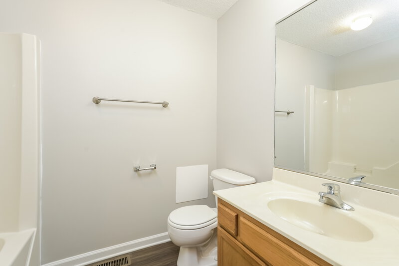 1,520/Mo, 104 James Ave Thomasville, NC 27360 Bathroom View