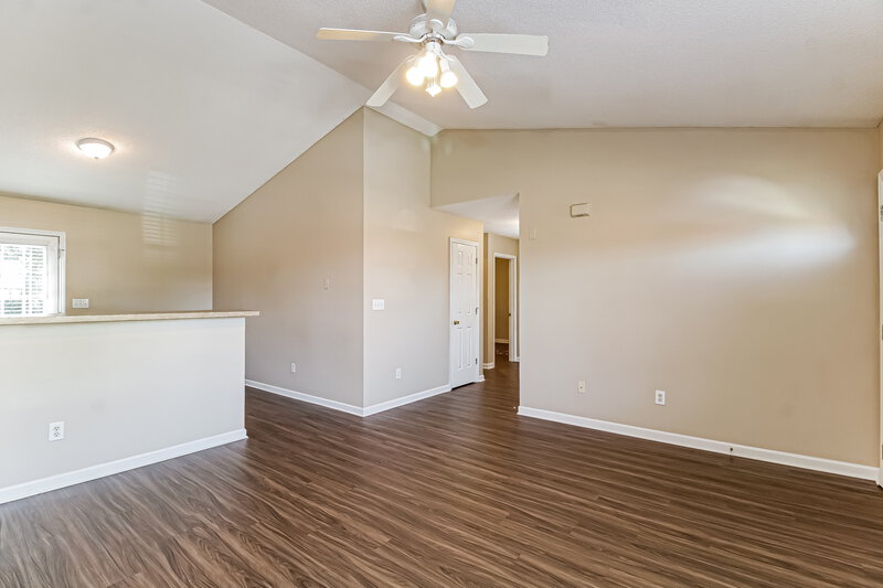 1,590/Mo, 330 Holt St W Burlington, NC 27217 Living Room View 2