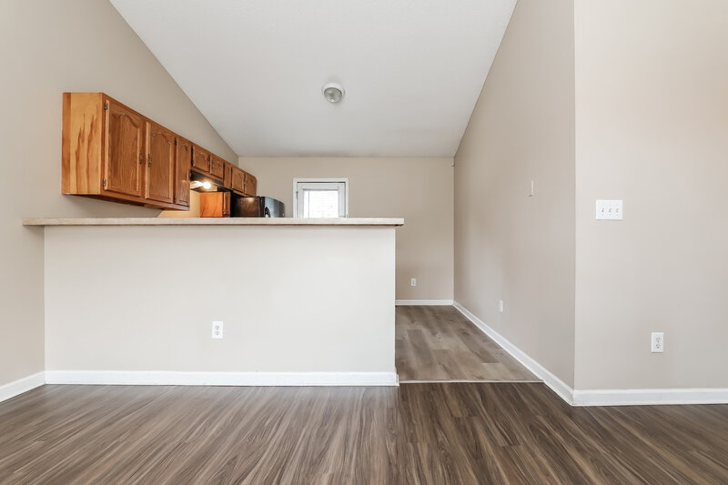 1,595/Mo, 330 Holt St W Burlington, NC 27217 Living Room View 2