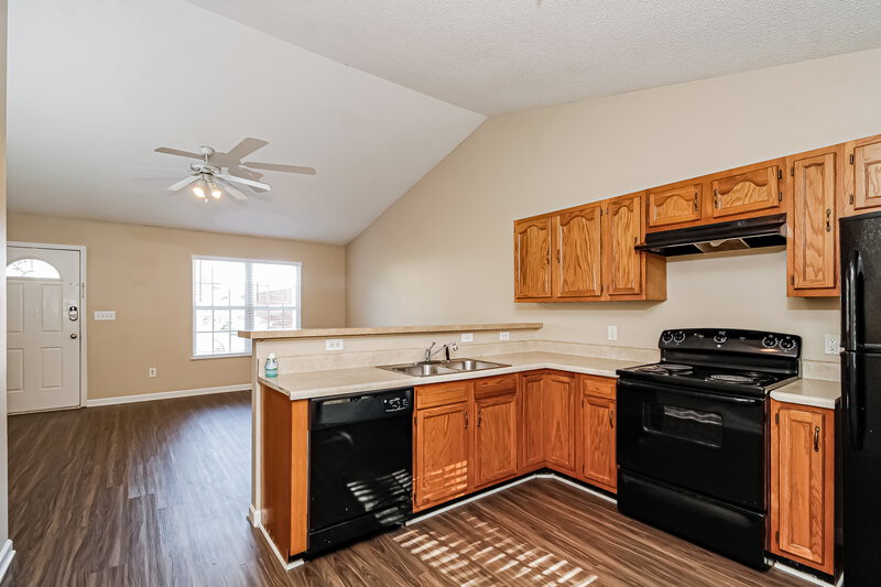 1,590/Mo, 330 Holt St W Burlington, NC 27217 Kitchen View 2