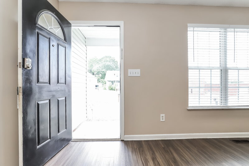 1,595/Mo, 330 Holt St W Burlington, NC 27217 Living Room View 3