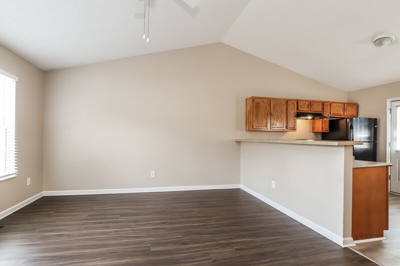 1,595/Mo, 330 Holt St W Burlington, NC 27217 Living Room View 4
