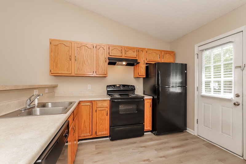 1,595/Mo, 330 Holt St W Burlington, NC 27217 Kitchen View