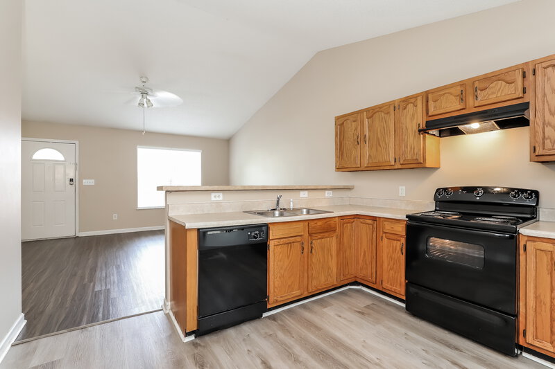 1,595/Mo, 330 Holt St W Burlington, NC 27217 Kitchen View 2
