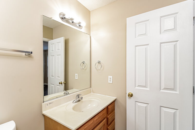 1,590/Mo, 330 Holt St W Burlington, NC 27217 Main Bathroom View