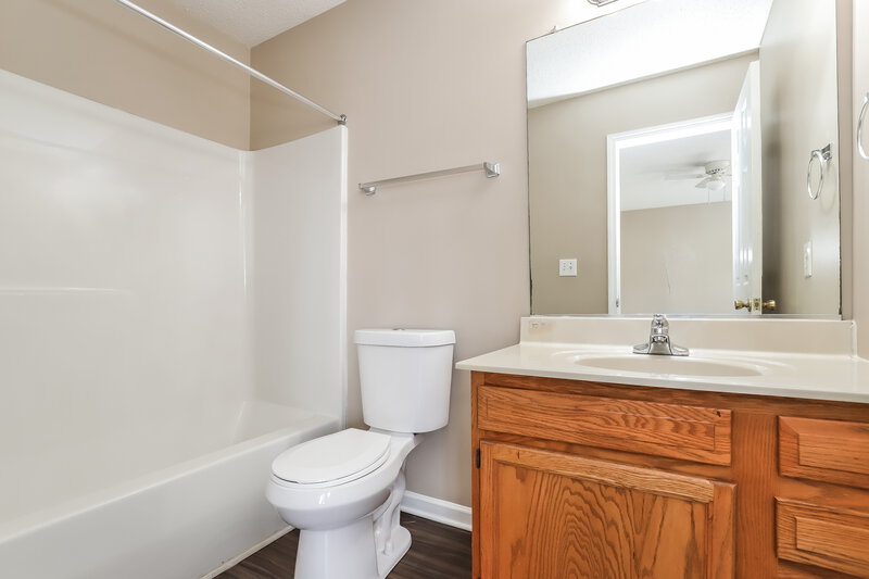 1,595/Mo, 330 Holt St W Burlington, NC 27217 Main Bathroom View