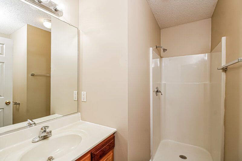 1,590/Mo, 330 Holt St W Burlington, NC 27217 Bathroom View