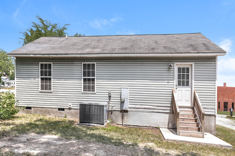 1,595/Mo, 330 Holt St W Burlington, NC 27217 Rear View 2