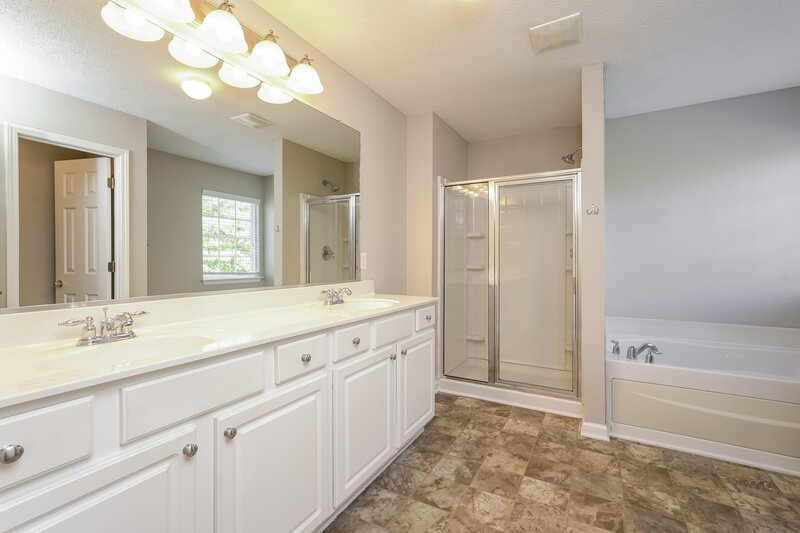 2,275/Mo, 235 Creeks Edge Ct Clemmons, NC 27012 Main Bathroom View