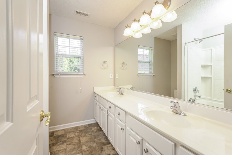 2,275/Mo, 235 Creeks Edge Ct Clemmons, NC 27012 Main Bathroom View 2