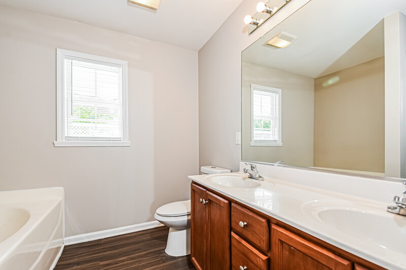 1,790/Mo, 4208 Youngstown Dr Greensboro, NC 27405 Main Bathroom View