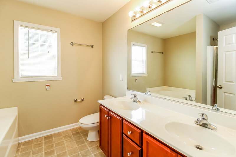 1,775/Mo, 4201 Youngstown Dr Greensboro, NC 27405 Main Bathroom View