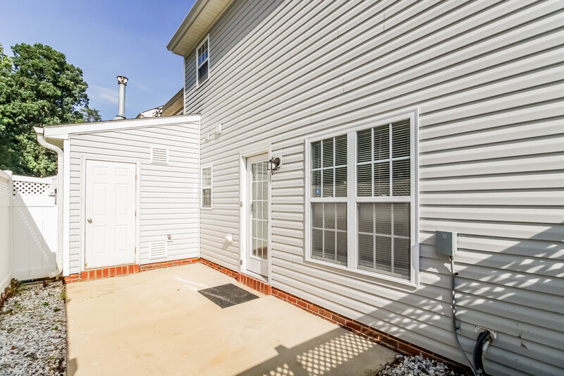 1,775/Mo, 4201 Youngstown Dr Greensboro, NC 27405 Rear View