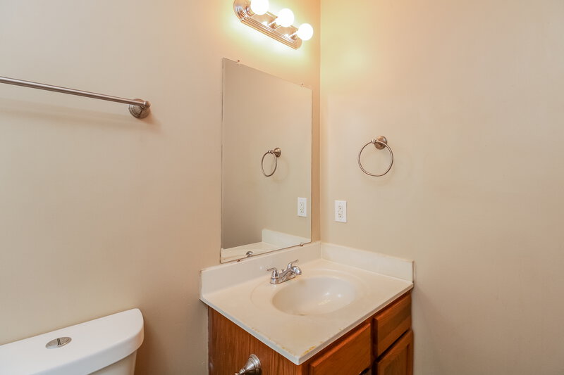 1,565/Mo, 2105 Brightwood School Rd Greensboro, NC 27405 Bathroom View