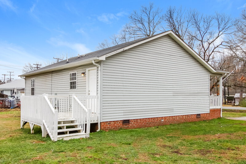 1,565/Mo, 2105 Brightwood School Rd Greensboro, NC 27405 Rear View