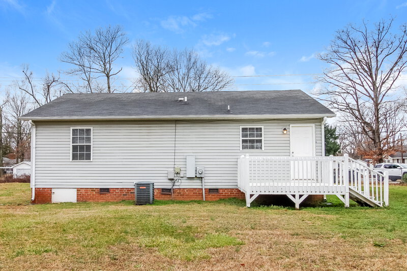 1,565/Mo, 2105 Brightwood School Rd Greensboro, NC 27405 Rear View 2