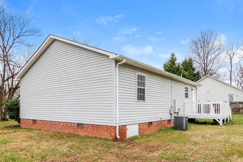 1,565/Mo, 2105 Brightwood School Rd Greensboro, NC 27405 Rear View 3