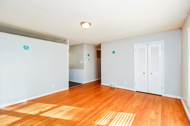 1,595/Mo, 3808 Gentry St Greensboro, NC 27407 Living Room View 2