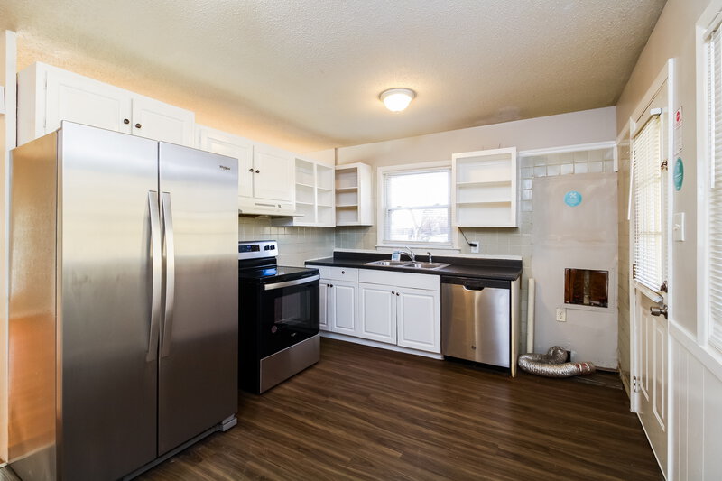 1,595/Mo, 3808 Gentry St Greensboro, NC 27407 Kitchen View