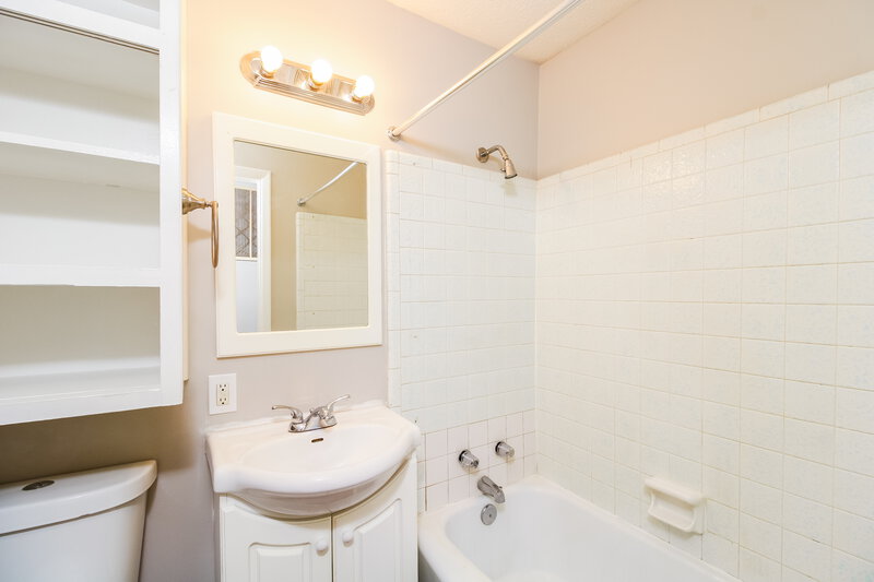 1,595/Mo, 3808 Gentry St Greensboro, NC 27407 Main Bathroom View