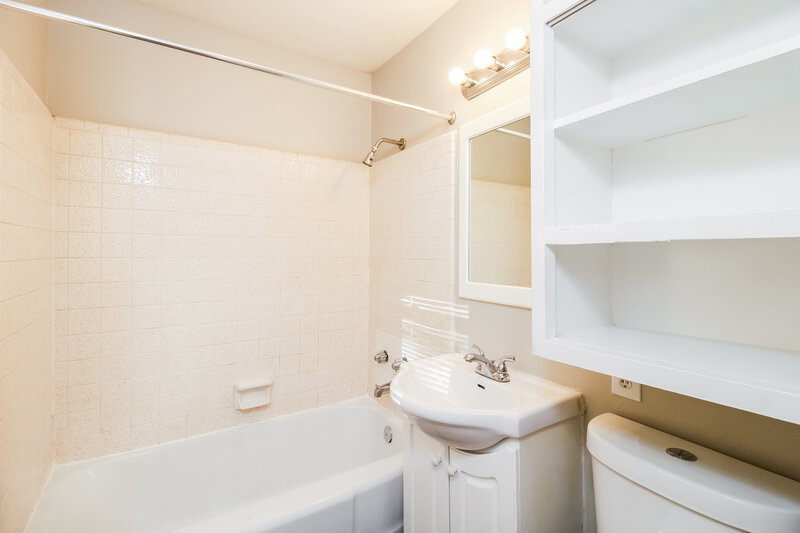 1,595/Mo, 3808 Gentry St Greensboro, NC 27407 Bathroom View