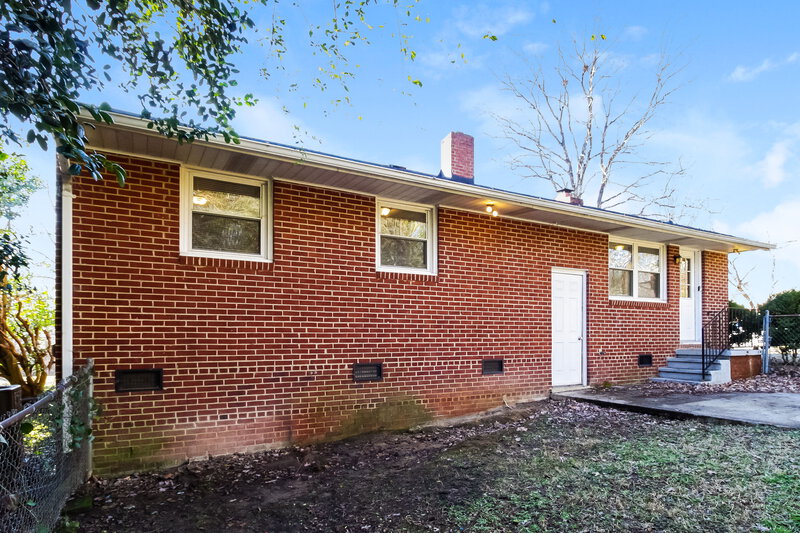 1,595/Mo, 3808 Gentry St Greensboro, NC 27407 Rear View