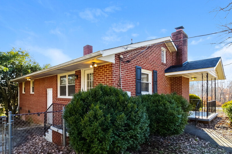 1,595/Mo, 3808 Gentry St Greensboro, NC 27407 Rear View 2