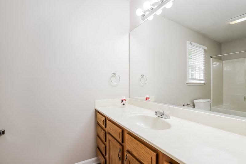 1,505/Mo, 2319 Gallery Pl Winston-Salem, NC 27106 Main Bathroom View