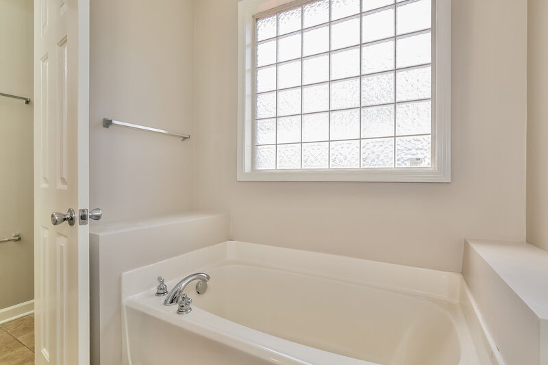 1,680/Mo, 803 Apple St Gibsonville, NC 27249 Main Bathroom View