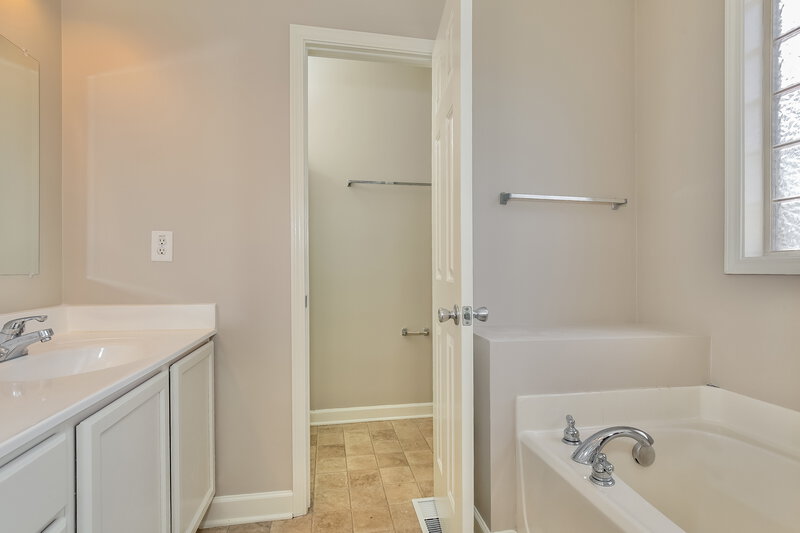 1,680/Mo, 803 Apple St Gibsonville, NC 27249 Main Bathroom View 2