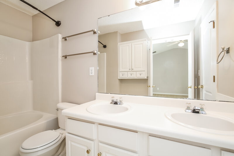 1,760/Mo, 3973 Katherine Way Jamestown, NC 27282 Main Bathroom View