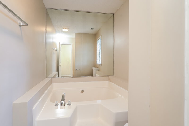 2,420/Mo, 2110 Arden Pl High Point, NC 27265 Main Bathroom View 2
