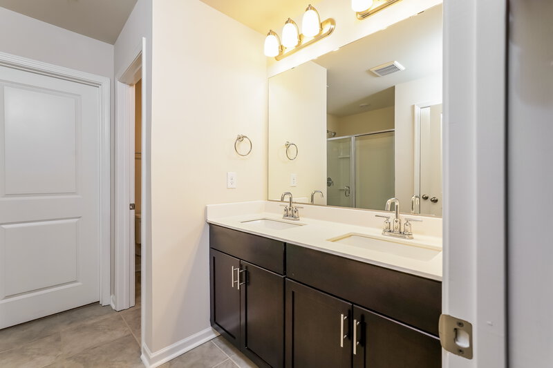 2,085/Mo, 215 Stillhouse Farm Dr Graham, NC 27253 Main Bathroom View