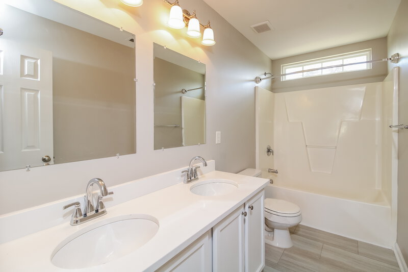 1,645/Mo, 1220 Maple Ridge Dr Burlington, NC 27217 Main Bathroom View
