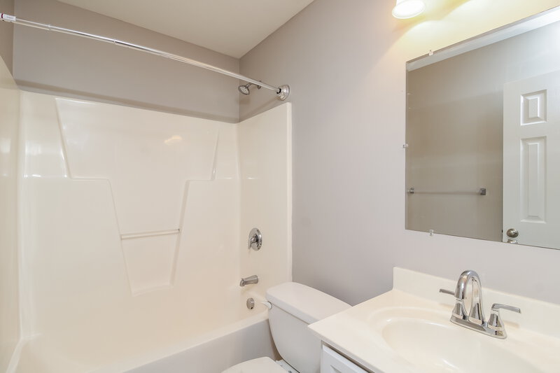 1,645/Mo, 1220 Maple Ridge Dr Burlington, NC 27217 Bathroom View