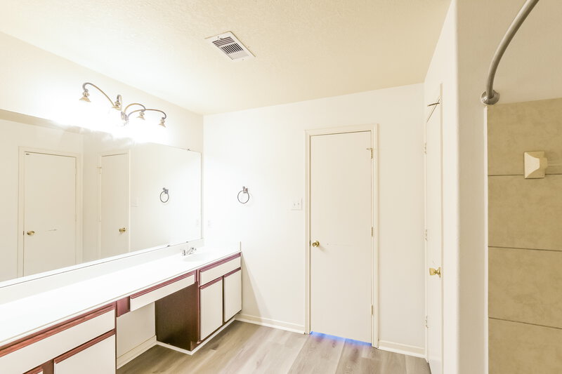 1,875/Mo, 16806 Accolade Way Conroe, TX 77385 Main Bathroom View 2