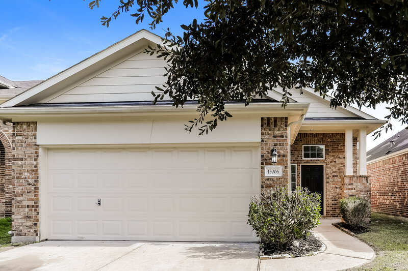2,000/Mo, 13006 Echo Landing Dr Houston, TX 77070 Front View