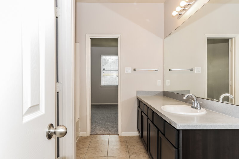 2,000/Mo, 13006 Echo Landing Dr Houston, TX 77070 Main Bathroom View