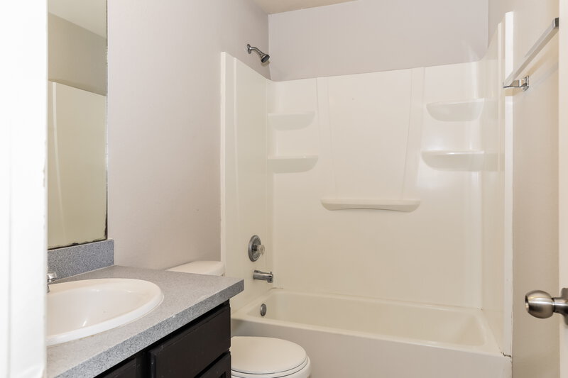 2,000/Mo, 13006 Echo Landing Dr Houston, TX 77070 Bathroom View