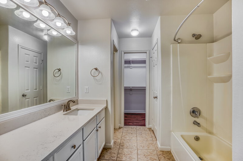 1,980/Mo, 13034 Rose Landing Dr Houston, TX 77070 Main Bathroom View