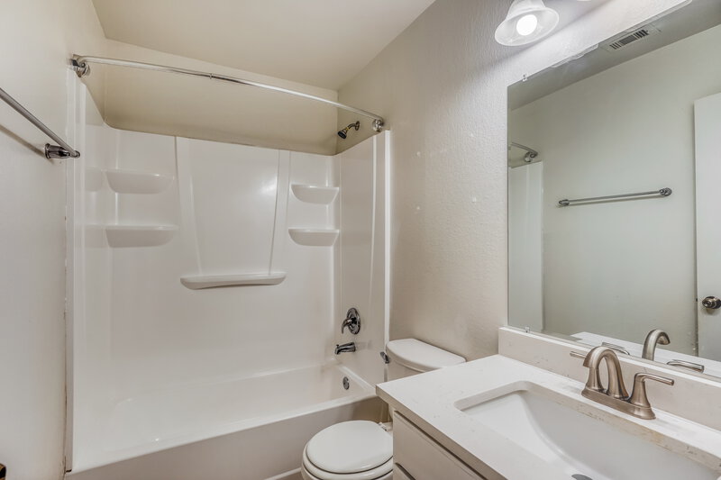 1,980/Mo, 13034 Rose Landing Dr Houston, TX 77070 Bathroom View