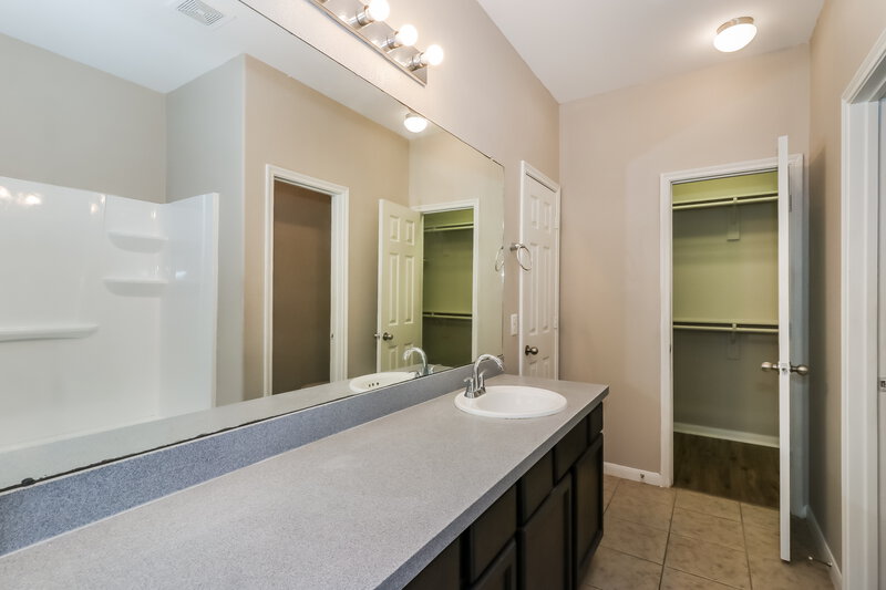 1,980/Mo, 13038 Rose Landing Dr Houston, TX 77070 Main Bathroom View