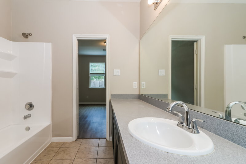 1,980/Mo, 13038 Rose Landing Dr Houston, TX 77070 Main Bathroom View 2