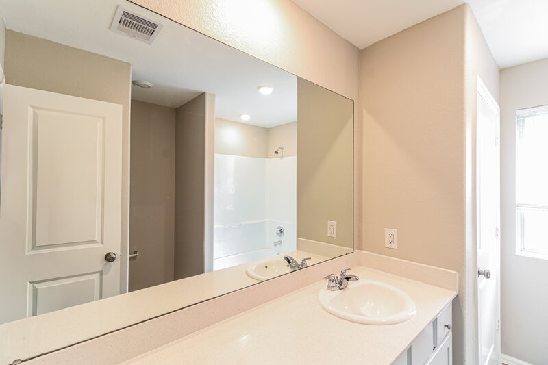 1,820/Mo, 1731 Sahara Dr Crosby, TX 77532 Main Bathroom View 2