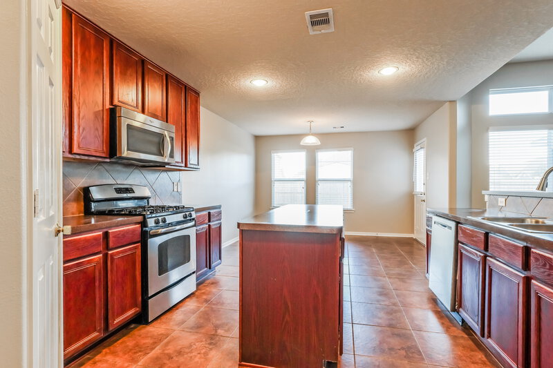 2,140/Mo, 17302 Cricket Mill Dr Humble, TX 77346 Kitchen View