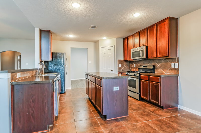 2,140/Mo, 17302 Cricket Mill Dr Humble, TX 77346 Kitchen View 2