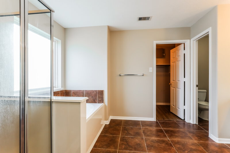 2,140/Mo, 17302 Cricket Mill Dr Humble, TX 77346 Main Bathroom View