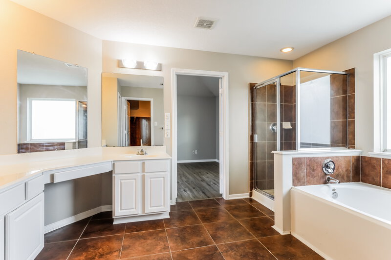 2,140/Mo, 17302 Cricket Mill Dr Humble, TX 77346 Main Bathroom View 2