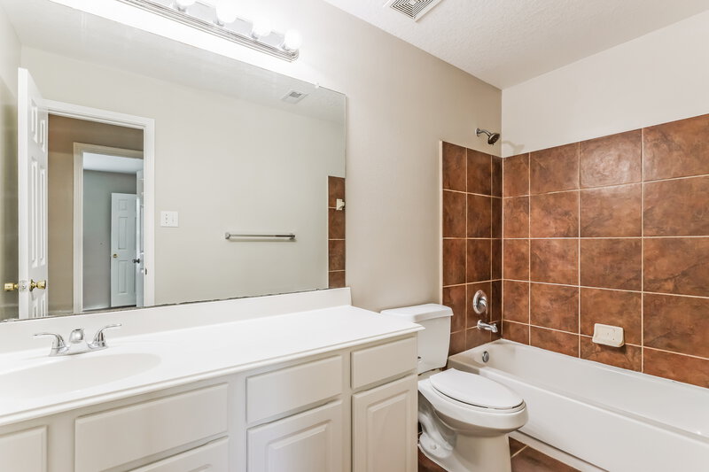 2,140/Mo, 17302 Cricket Mill Dr Humble, TX 77346 Bathroom View